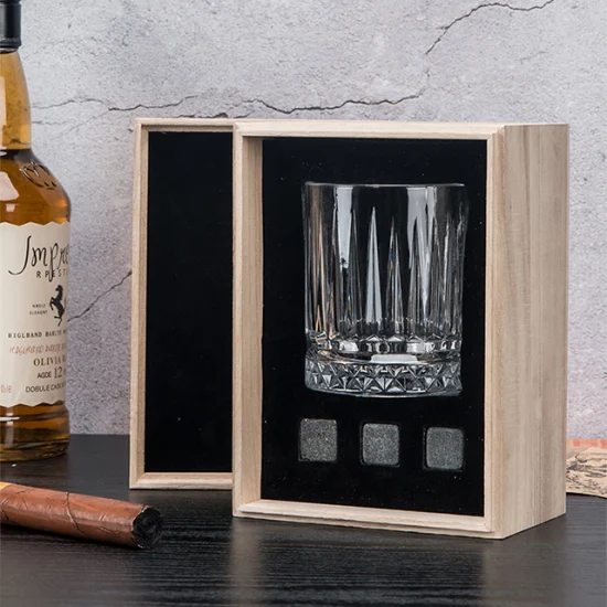 Insolito set di bicchieri da whisky cristallini con logo personalizzato, 4 pietre rinfrescanti in granito e sottobicchieri in una scatola di legno come regalo