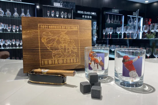 Set di bicchieri da whisky da cocktail Rock in cristallo da 300 ml con logo personalizzato premium con pietre di whisky in granito rinfrescanti in una confezione regalo in legno